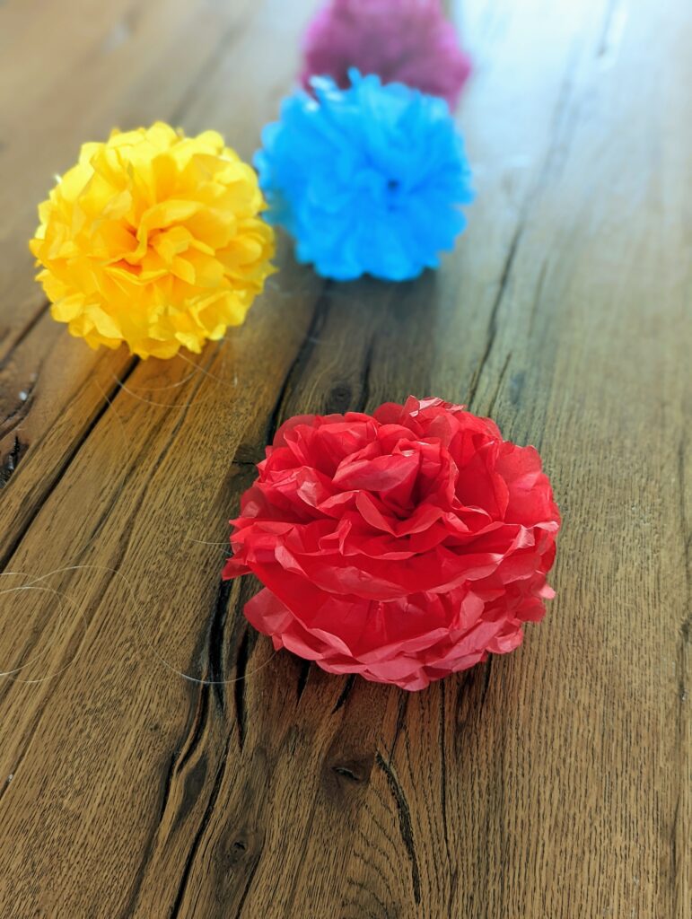 Nur 3 Minuten: Beeindruckende PomPoms als Partydeko für den Kindergeburtstag blitzschnell selbstgemacht! 131 Nur 3 Minuten: Beeindruckende PomPoms als Partydeko für den Kindergeburtstag blitzschnell selbstgemacht!