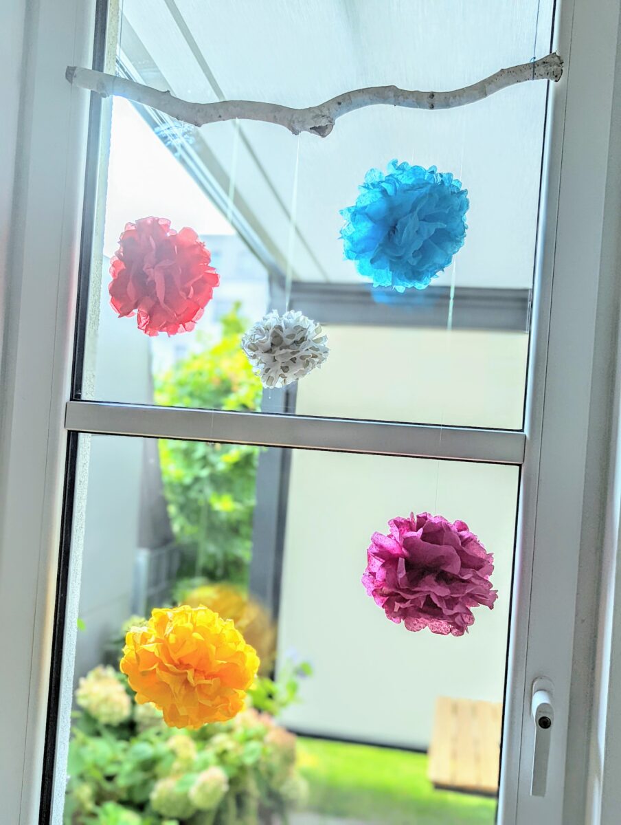 Nur 3 Minuten: Beeindruckende PomPoms als Partydeko für den Kindergeburtstag blitzschnell selbstgemacht!