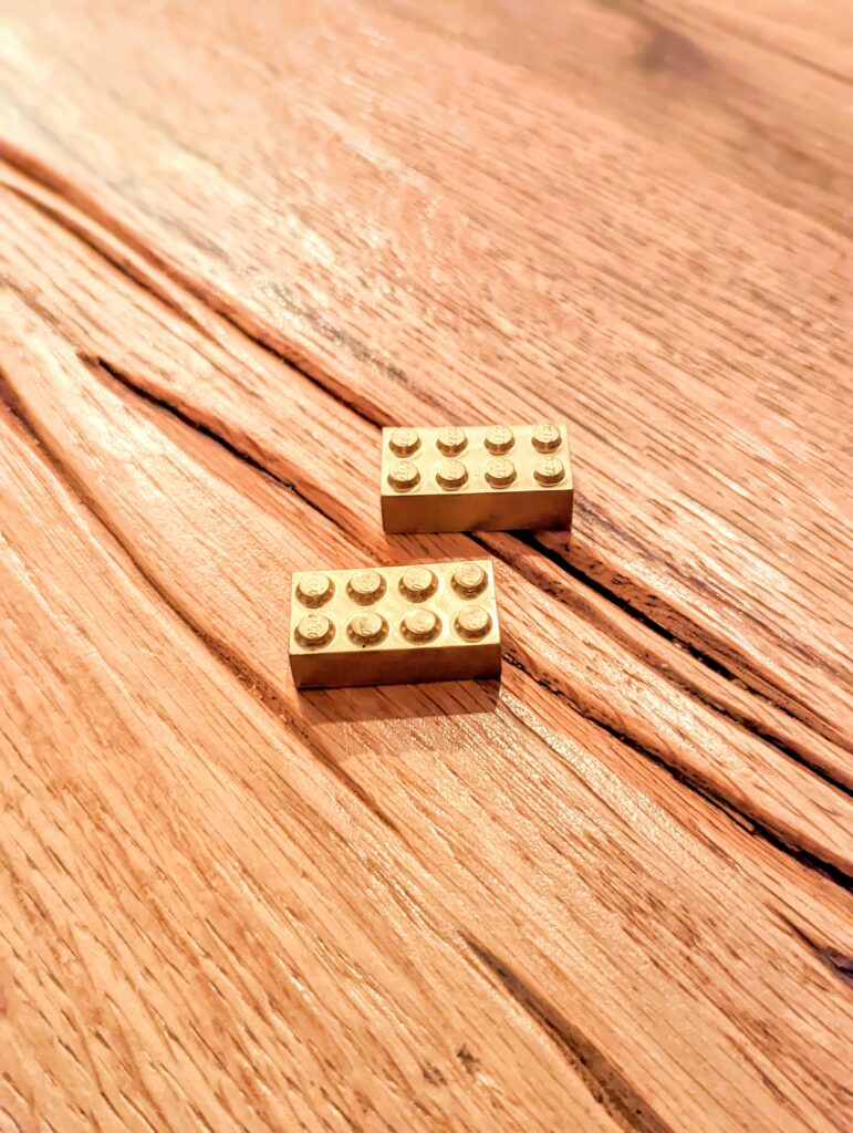 Blitzschnelle DIY-Idee: Goldene Steine wie bei Lego Masters kinderleicht selbstgebastelt!
