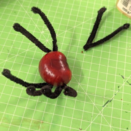 So bastelst du mit deinen Kindern lustige Kastanientiere im Herbst!