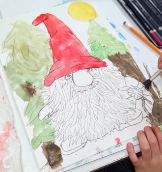 Wunderbarer Weihnachtswichtel: Ausmalbild und Bastelvorlage im Advent und zu Weihnachten für Kinder