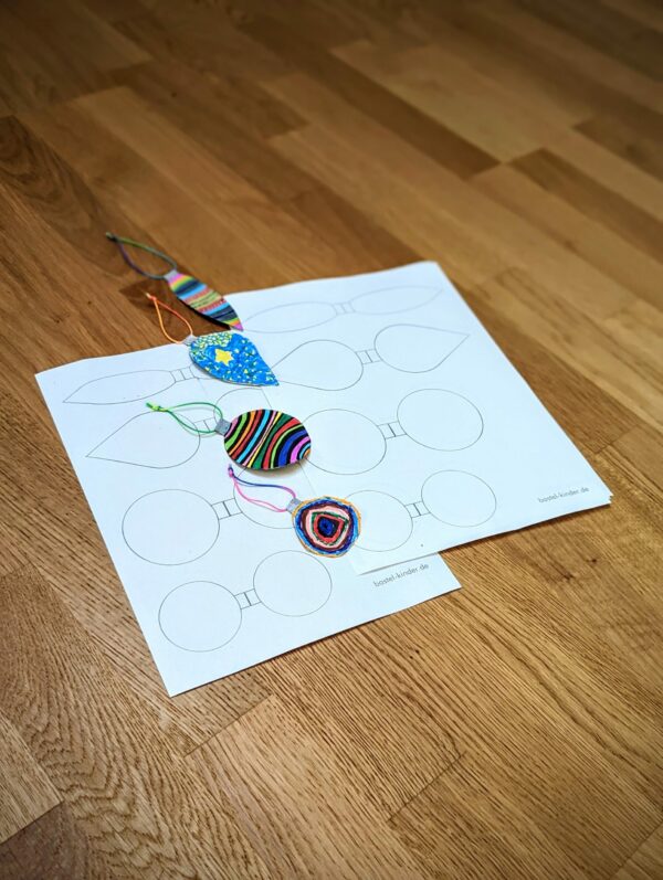 4 Vorlagen für zauberhaften Christbaumschmuck aus Papier zum kreativen Basteln mit Kindern
