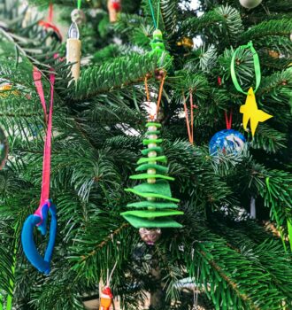 3 Schritte: Weihnachtsbaum basteln mit Kindern aus Filz und Holzperlen