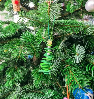 3 Schritte: Weihnachtsbaum basteln mit Kindern aus Filz und Holzperlen