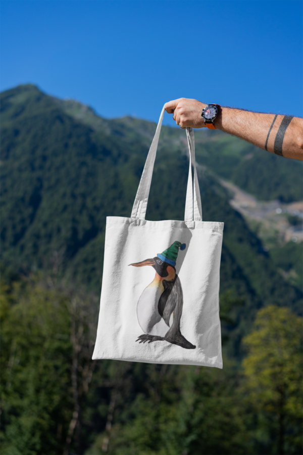 Pinguin mit kuscheliger Wollmütze: Zauberhaftes Design aus Köln am Rhein - Baumwolltasche