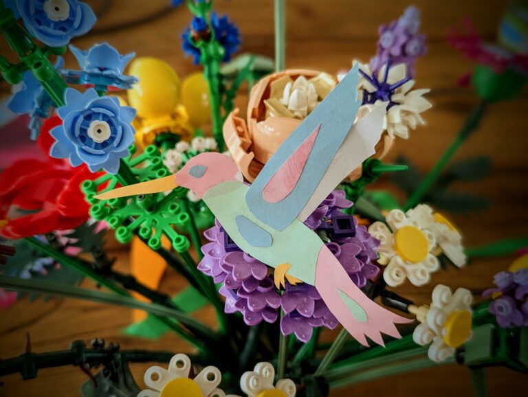 Sommerliche Kolibri-Fensterbilder mit Kindern basteln in 3 Schwierigkeitsstufen (inkl. Vorlagen als PDF zum Download)