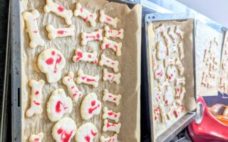 Gruselige Halloween-Kekse backen mit Kindern