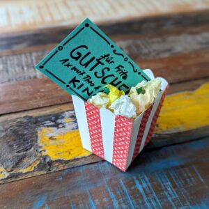 Bastelvorlage für Popcorn-Box als Kinogutschein, als lustige Einladung zum Kindergeburtstag oder für einen stilvollen Kinoabend